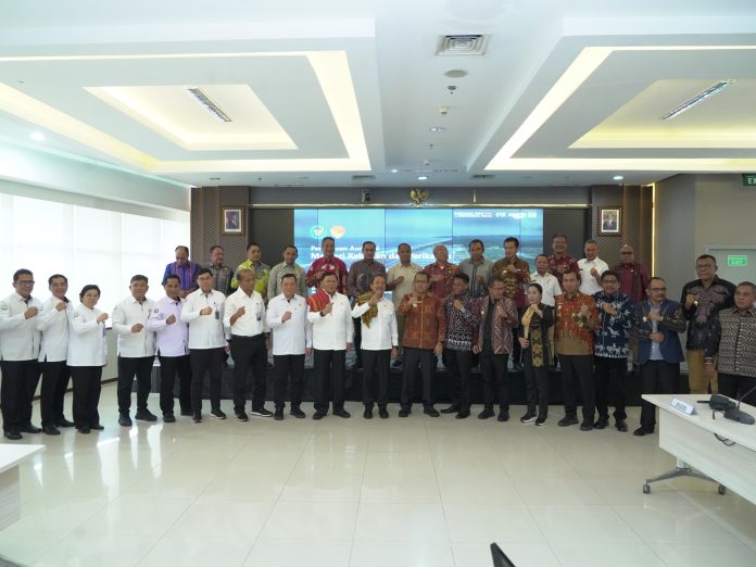 Gubernur Melki Laka Lena bersama para kepala daerah se-NTT foto bersama usia bertemu Menteri Kelautan dan Perikanan RI, Sakti Wahyu Trenggono di Kantor Kementerian Kelautan dan Perikanan RI (KKP) Jakarta pada Selasa 18 Maret 2025. (foto : Dok DKP)